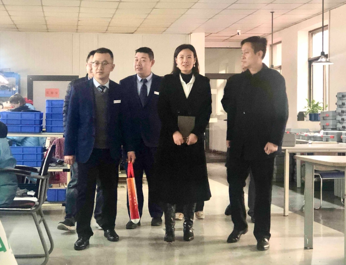 濟(jì)寧國家高新區(qū)蓼河智能產(chǎn)業(yè)園攜市農(nóng)商行、高新電視臺(tái)領(lǐng)導(dǎo)一行蒞臨科電儀器考察調(diào)研